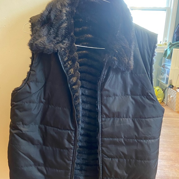 Black fuzzy vest - Picture 2 of 6